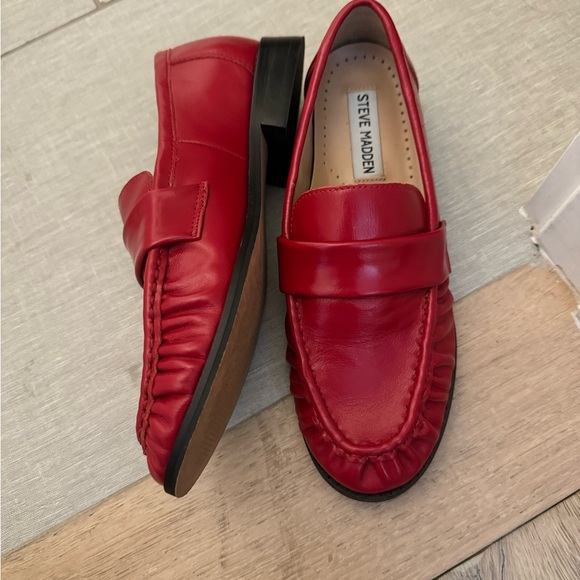 Steve Madden Ridley Red Loafer worn once size 6 - Picture 4 of 4